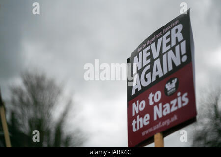 Plusieurs personnes ont été blessées et trois personnes arrêtées le jour après l'extrême droite et anti-fasciste manifestants ont affronté lors de manifestations opposées à Dover Banque D'Images