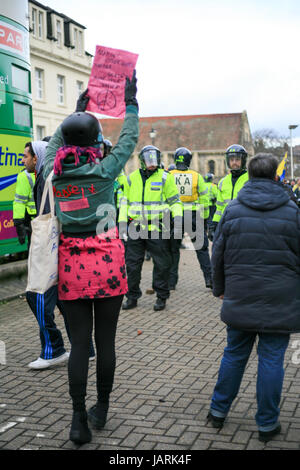 Plusieurs personnes ont été blessées et trois personnes arrêtées le jour après l'extrême droite et anti-fasciste manifestants ont affronté lors de manifestations opposées à Dover Banque D'Images