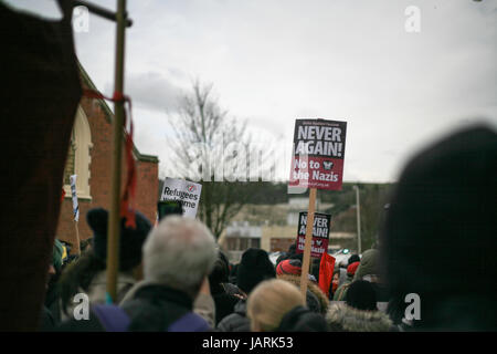 Plusieurs personnes ont été blessées et trois personnes arrêtées le jour après l'extrême droite et anti-fasciste manifestants ont affronté lors de manifestations opposées à Dover Banque D'Images