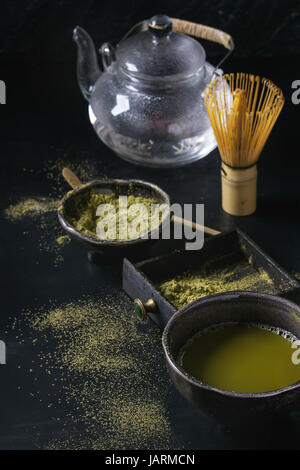 Le thé vert matcha en poudre et verre Banque D'Images