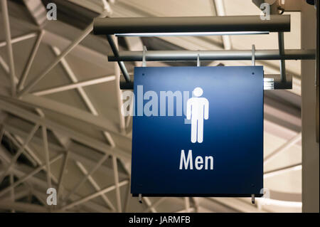 Le signe pour les toilettes pour hommes salle de bains mâle dans un bâtiment public Business Place Banque D'Images