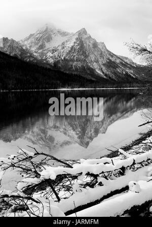 L'une des hautes montagnes entourant le lac Stanley en hiver près de Sun Vally Florida Banque D'Images