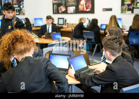 Les élèves de l'enseignement secondaire en utilisant la technologie pour l'apprentissage Banque D'Images