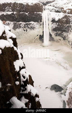 En quelque sorte l'eau coule toujours dans les morts de froid l'hiver à Palouse Falls Banque D'Images