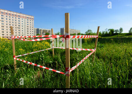 Attention la bande fixée à un poteau en bois et utilisée comme un parapet Banque D'Images