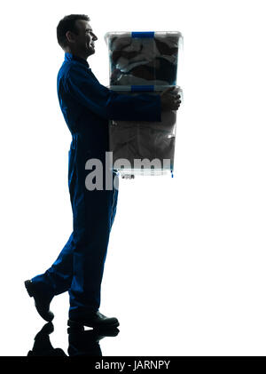Dépose des boîtes avec l'homme travailleur silhouette silhouette en studio sur fond blanc Banque D'Images