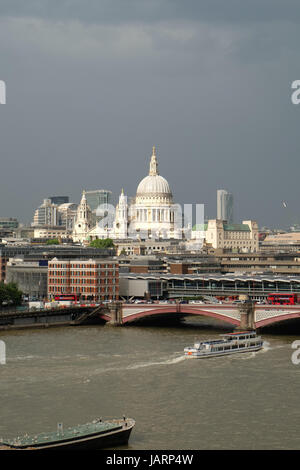 Bien allumé la Cathédrale St Paul, London, UK avec Blackfriars Bridge et la Tamise à l'avant-plan et gratte-ciel CityPoint derrière. Banque D'Images