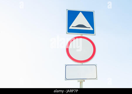 La signalisation routière sous le ciel bleu d'une colonne Banque D'Images