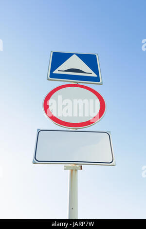 La signalisation routière sous le ciel bleu d'une colonne Banque D'Images