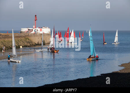 Dériveurs partir en mer au-delà de la jetée banjo à Looe, Cornwall Banque D'Images