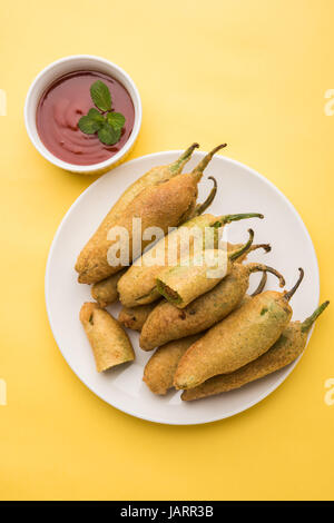 Piment vert ou pakode pakode ou Fortune Park panchwati mirch, l'heure du thé indien préféré snack dans monsoon Banque D'Images