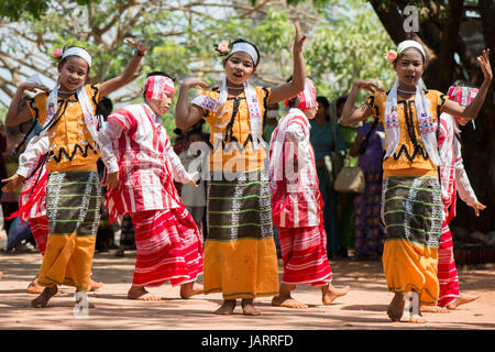 Les enfants effectuer une danse folklorique traditionnelle au Temple de Kyauk Kalap, Hpa-an, le Myanmar (Birmanie) Banque D'Images