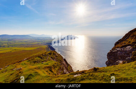 Côte de l'ouest de l'irlande vu de manière jusqu'à Mt.Brandon en direction ouest à la fin de l'après-midi, péninsule de Dingle,image LDR Banque D'Images