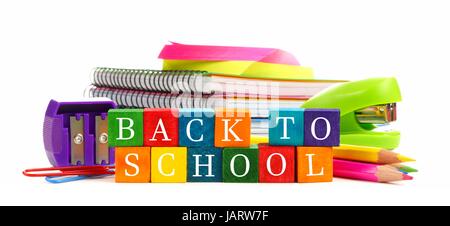 Retour à l'école couleur blocs jouet en bois avec groupe de fournitures scolaires sur fond blanc Banque D'Images