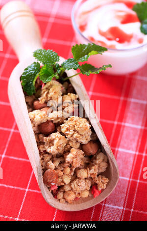 Boule de céréales granola et bol de yogourt Banque D'Images