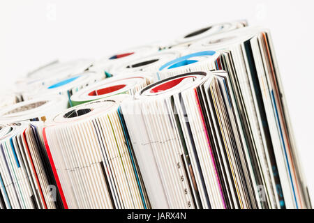 Pile de magazines couleur sur fond blanc Banque D'Images