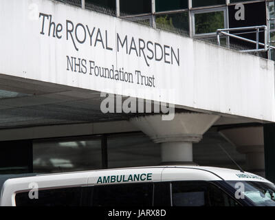 Une ambulance en face de la réception principale au Royal Marsden Hospital à Sutton, Londres. Banque D'Images