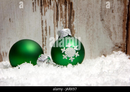Weihnachten, Dekoration mit Schnee, Weihnachtskugeln Holzhintergrund, grün Banque D'Images