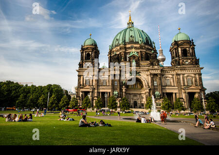 Le Lustgarten, 'Jardin de plaisir', une fontaine en face d'une Berliner Dom (Cathédrale de Berlin) un parc sur l'île aux musées au centre de Berlin, Allemagne Banque D'Images