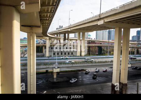 Échangeur routier dans le quartier de Huangpu District, juste avant le pont Lupu, Shanghai, Chine Banque D'Images