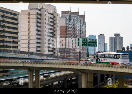 Échangeur routier dans le quartier de Huangpu District, juste avant le pont Lupu, Shanghai, Chine Banque D'Images