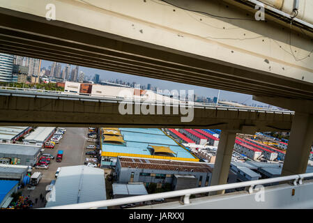 Échangeur routier dans le quartier de Huangpu District, juste avant le pont Lupu, Shanghai, Chine Banque D'Images