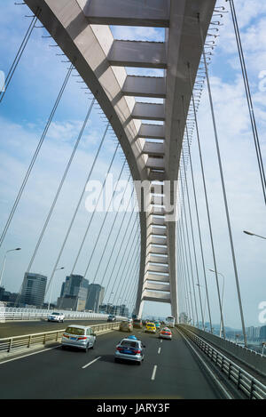 Le pont Lupu, un pont en arc en acier sur la rivière Huangpu, reliant la ville et Huangpu district de Pudong, Shanghai, Chine Banque D'Images