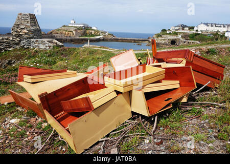 Déchets ménagers Déchets déchets déversés sur chemin côtier à Tapia de Casariego dans les Asturies, dans le Nord de l'Espagne. La côte cantabrique, de la Galice, Espagne. Banque D'Images