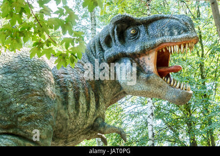 Modele de tyranosaurus rex dans la jungle Banque D'Images