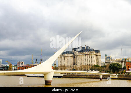 Pont de la femme dans le quartier Puerto Madero de Buenos Aires, Argentine Banque D'Images