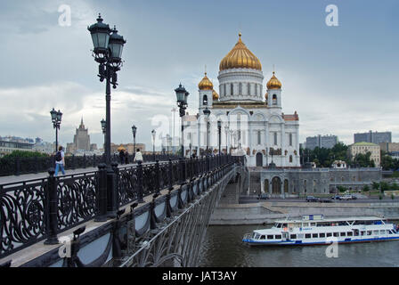 Cathédrale du Christ Sauveur sur la rive de la rivière Moskva, à quelques rues du Kremlin, Moscou, Russie, Europe Banque D'Images