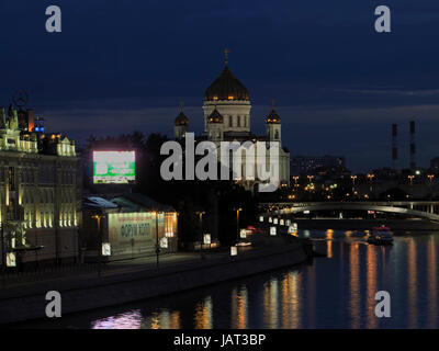 Cathédrale du Christ Sauveur sur la rive de la rivière Moskva, à quelques rues du Kremlin, Moscou, Russie, Europe Banque D'Images