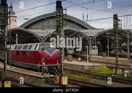 Les trains classiques et modernes à la station de plate-forme à Cologne Banque D'Images