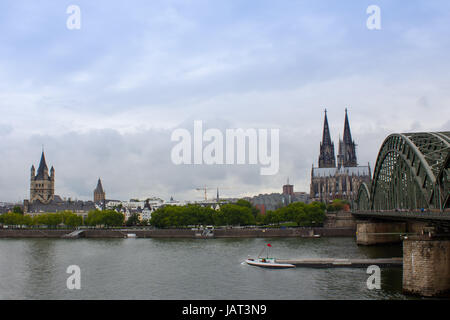 Vue sur la cathédrale de Cologne et le pont Hohenzollern sur Rhin, Allemagne Banque D'Images