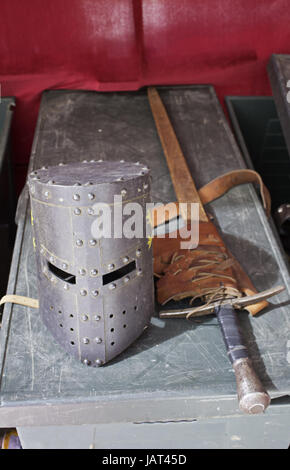 L'armure de fer, l'époque médiévale sabre en bois et de l'histoire Banque D'Images