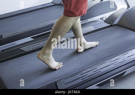 Course sur tapis roulant dans une salle de sport avec sports, loisirs Banque D'Images