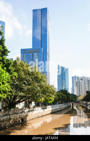 GUANGZHOU, CHINE - 1 avril 2017 : les bâtiments de la tour sur le quai dans Zhujiang New Town de Guangzhou au printemps. Guangzhou est la troisième ville plus populeux Banque D'Images