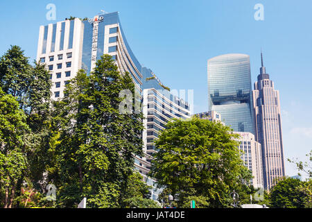 GUANGZHOU, CHINE - 1 avril 2017 : arbres verts et des édifices modernes dans Zhujiang New Town de Guangzhou au printemps. Guangzhou est la troisième-popul Banque D'Images