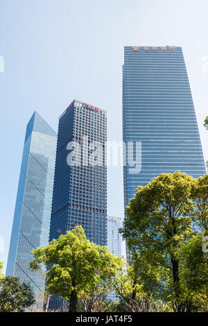 GUANGZHOU, CHINE - 1 avril 2017 : vert des arbres et des immeubles de grande hauteur dans de Guangzhou Zhujiang New Town au printemps. Guangzhou est la troisième-populou Banque D'Images