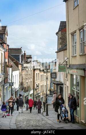 Catherine Hill Shoppers on à Frome dans le Somerset, Royaume-Uni Banque D'Images