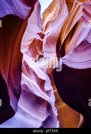 Effets de la lumière d'hiver à l'Antelope Canyon, Arizona, USA. Formation de grès érodées. Banque D'Images