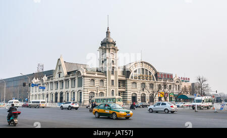 BEIJING, CHINE - le 19 mars 2017 : voitures sur place et la gare de l'Est de Zhengyangmen, partie de la Chine - Musée du chemin de fer sur la rue Qianmen. Cette buildi Banque D'Images
