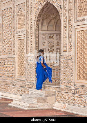 L'Inde la femme en bleu Salwar Kameez entrant dans la porte de marbre blanc orné tombeau moghol (J'itimâd-ud-Daulah) à Agra, Uttar Pradesh, Inde. Banque D'Images