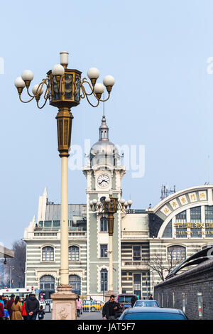 BEIJING, CHINE - le 19 mars 2017 : les gens et Zhengyangmen Gare ferroviaire de l'Est, une partie de la Chine - Musée du chemin de fer sur la rue Qianmen. Ce bâtiment a été o Banque D'Images