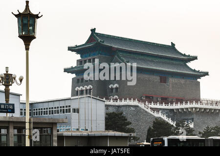 BEIJING, CHINE - Mars 19, 2017 : avis de flèche (Tour de Beijing Jian Lou) dans Gate Zheng yang dans la saison du printemps. Zhengyangmen est gate dans ville historique wal Banque D'Images