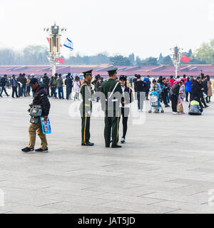 BEIJING, CHINE - le 19 mars 2017 : les touristes et militaires sur la place Tiananmen au printemps. La place Tiananmen est place centrale de la ville de Beijing Banque D'Images