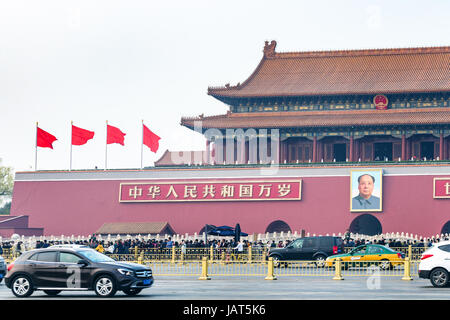 BEIJING, CHINE - le 19 mars 2017 : les gens près de la monument Tiananmen (Porte de la paix céleste) et à l'ouest de l'Avenue Chang'an sur la place Tiananmen au printemps. T Banque D'Images