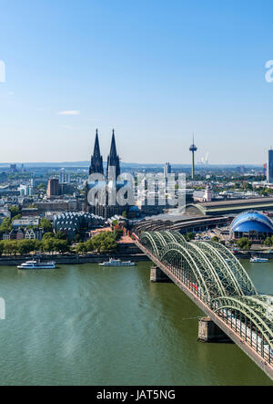 La cathédrale de Cologne. Vue sur le Rhin à la cathédrale de Cologne et de la gare ferroviaire avec le pont Hohenzollern dans l'avant-plan, Cologne Allemagne Banque D'Images