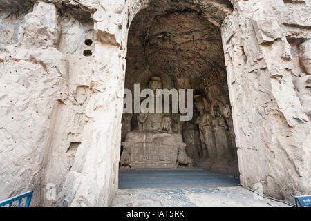 LUOYANG, CHINE - 20 mars 2017 : Grotte Binyang avec statue de Sakyamuni (grottes de Longmen Grottes de Longmen). Le complexe a été inscrit sur l'UNE Banque D'Images