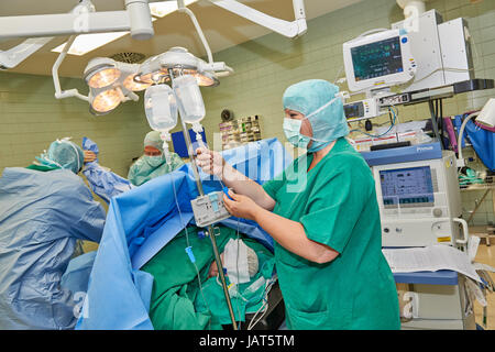 Anesthésiste au travail,voir d'une équipe médicale d'un patient d'exploitation Banque D'Images